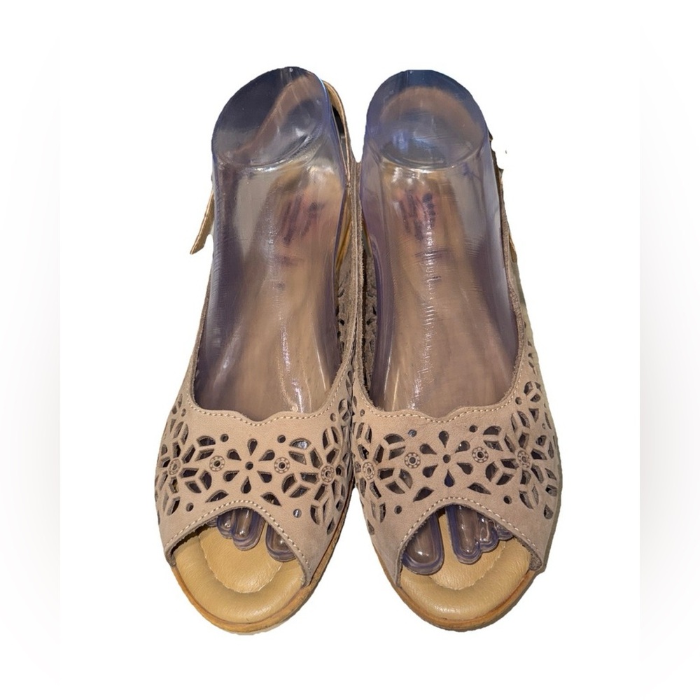 Spring Step Comfort Beige Leather Floral Cutout Slingback Open Toe Wedge Sandal - Picture 2 of 8